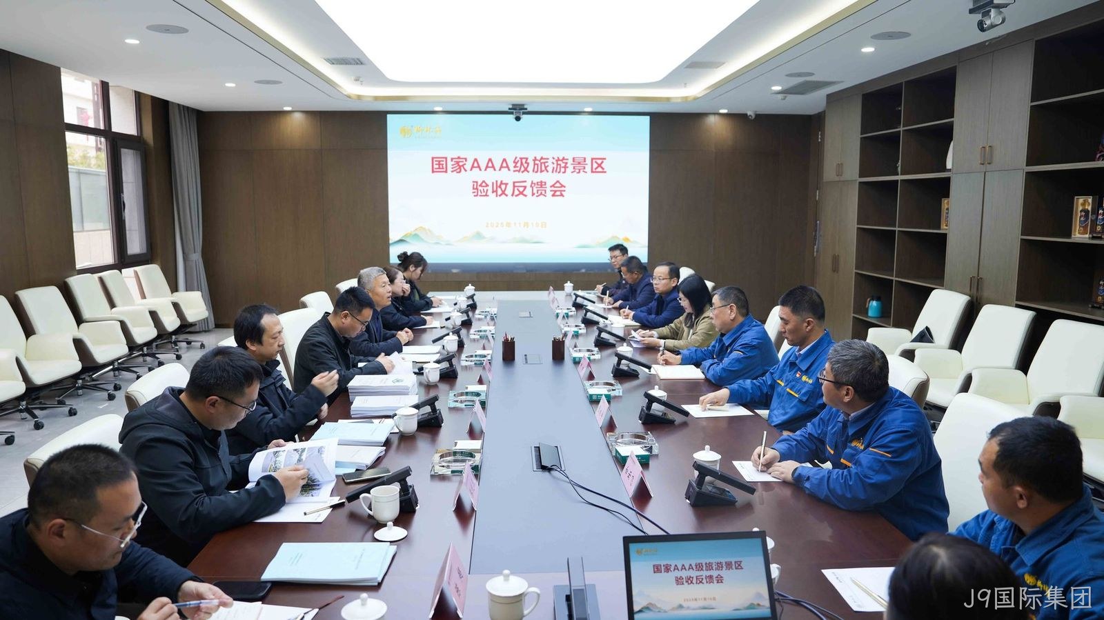 企业动态|国家AAA级旅游景区评审专家组高度评价J9国际集团建设成果    11月10日上午，市文化和旅游局国家AAA级旅游景区评审专家组一行莅临J9国际集团，开展J9国际集团生态景区评审验收工作，专家组一行通过实地检查、审阅资料及专题座谈交流方式，对J9国际集团创建AAA景区工作进行全面评审。  在实地检查中，专家组按景区规划路线，先后来到J9国际集团文化馆、文物酒海库、手工制酒车间、自动化酿造车间、生态停车场及游客服务中心等关键区域，开展全方位、精细化和随机性检查，并结合景区实际设置突发情况考察接待及响应速度和效果。在随后召