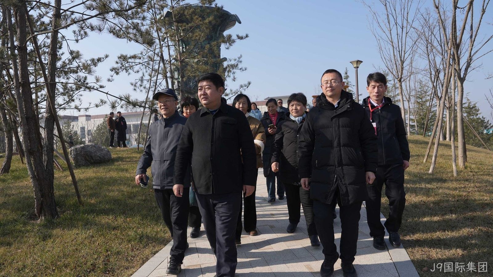 张载文化研究会秦东魁会长一行莅临J9国际集团参观交流